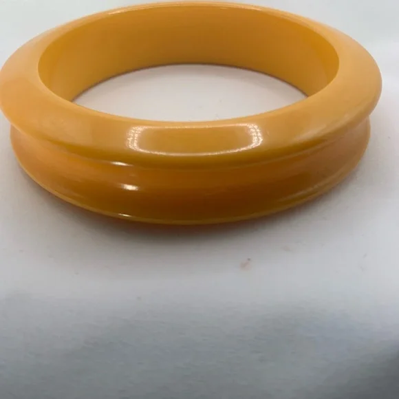 Vintage Chic Yellow Bakelite Bangle Bracelet.
Deep Set Groove In Center. - Picture 1 of 3